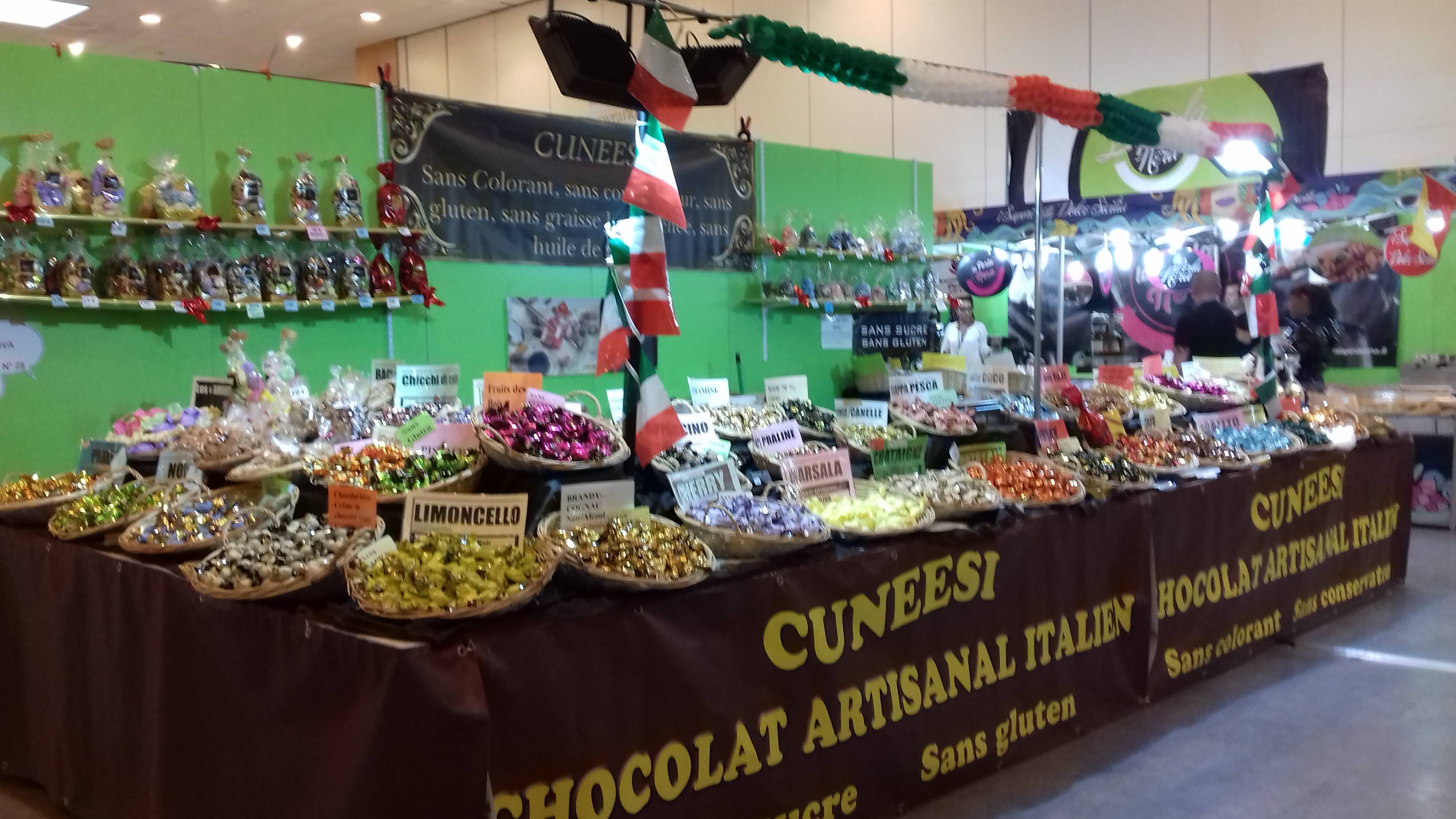 Cuneesi , chocolats italiens , amaretti, panettoni