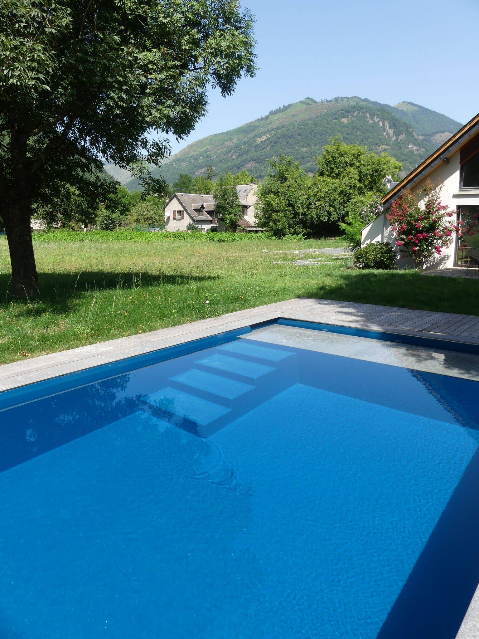 Piscine coque haut de gamme : LA DIVINE (volet immergé et pierre sur la plage )